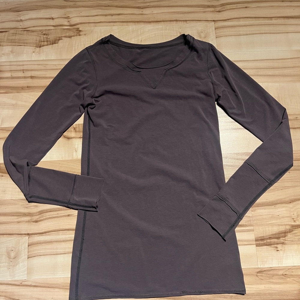 Women's Lululemon Long Sleeve Gray Top size 6